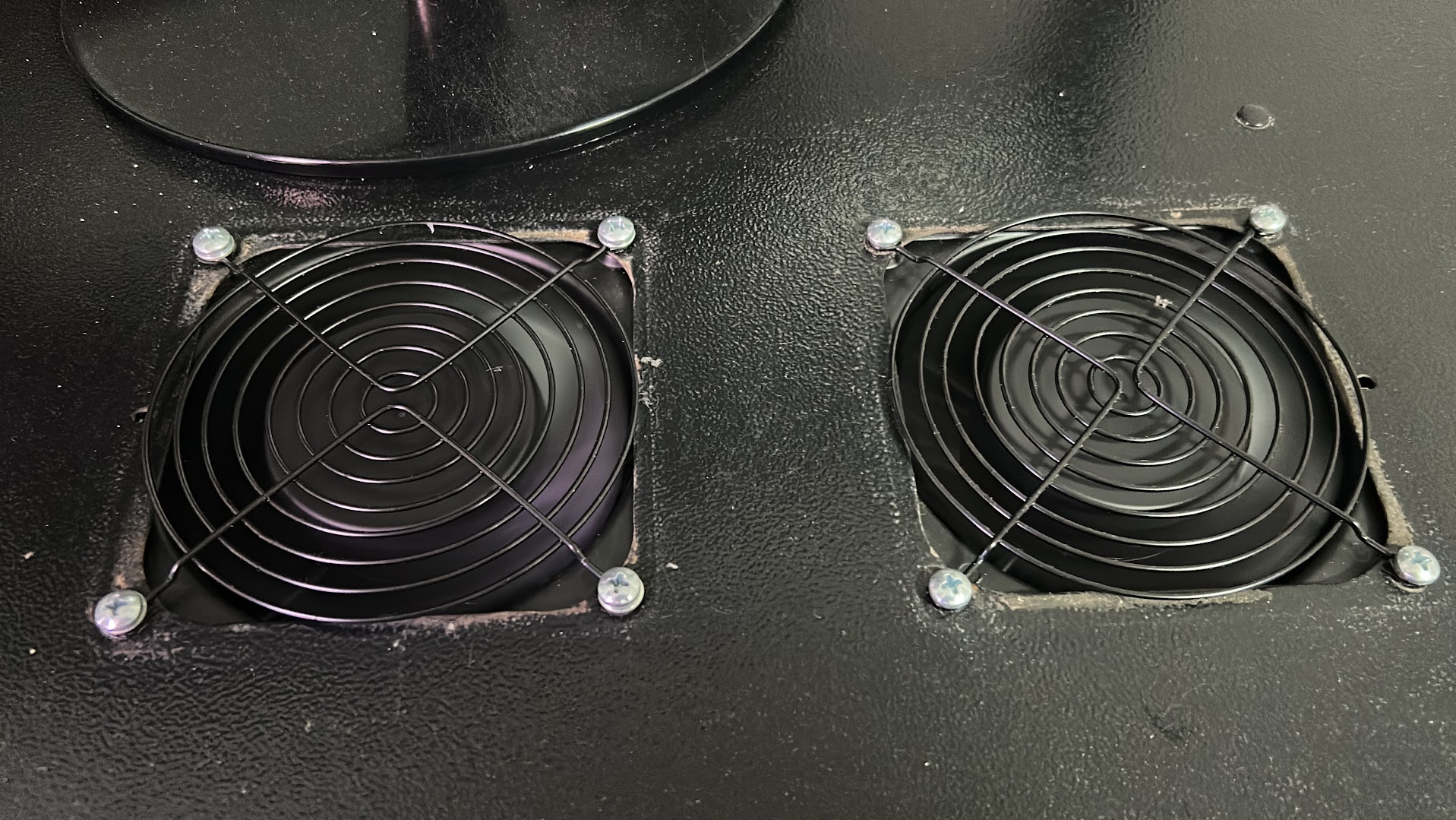 Cooler instalado sobre placa-mãe de computador